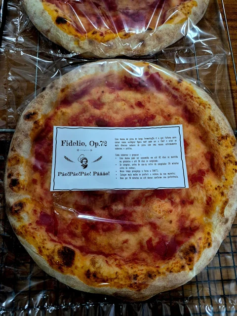Disco de massa artesanal para pizza assado sobre uma grade