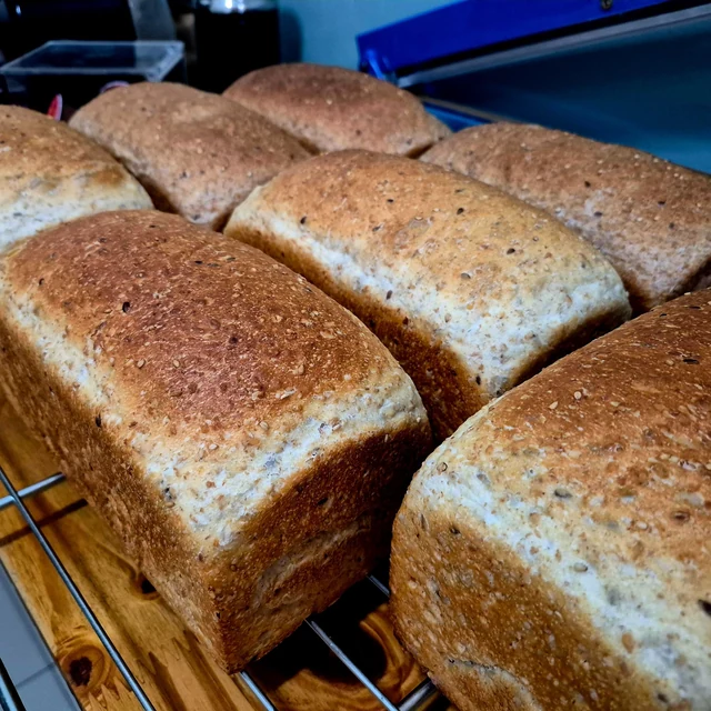 Pão de forma artesanal multigrãos recém-assado